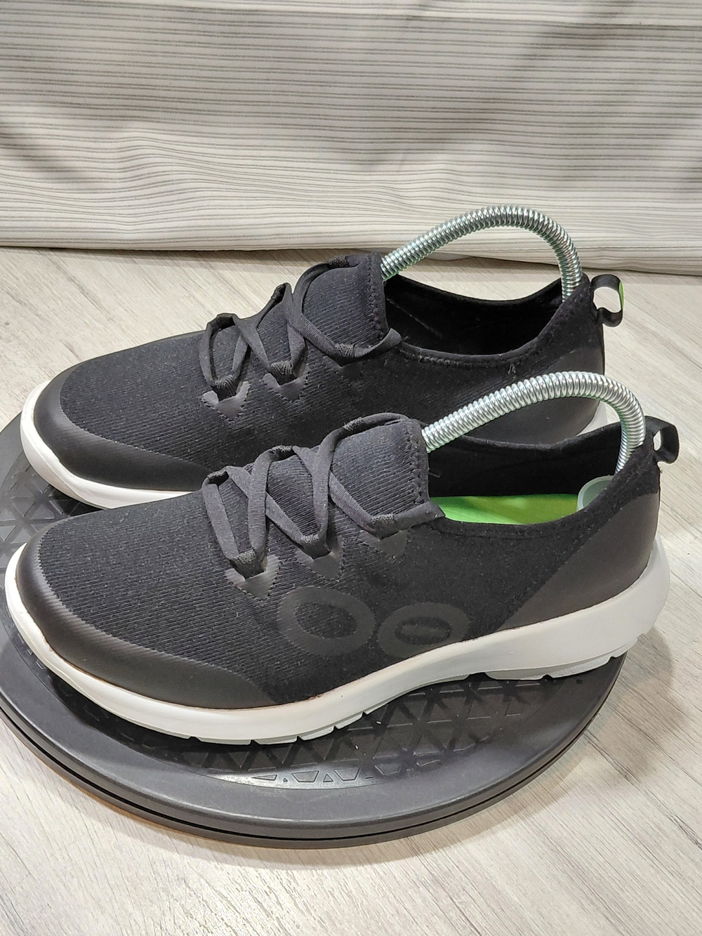 OOFOS Womens OOmg Sport Low Recovery Shoe Oofoam Technology Black SIZE W9